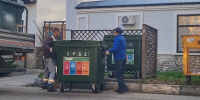 На центральных улицах Анапы установили контейнеры для двухпоточной системы сбора отходов - ТРК Анапа Регион