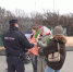 В Анапе сотрудники полиции поздравили женщин с 8 Марта и подарили им тюльпаны - ТРК Анапа Регион